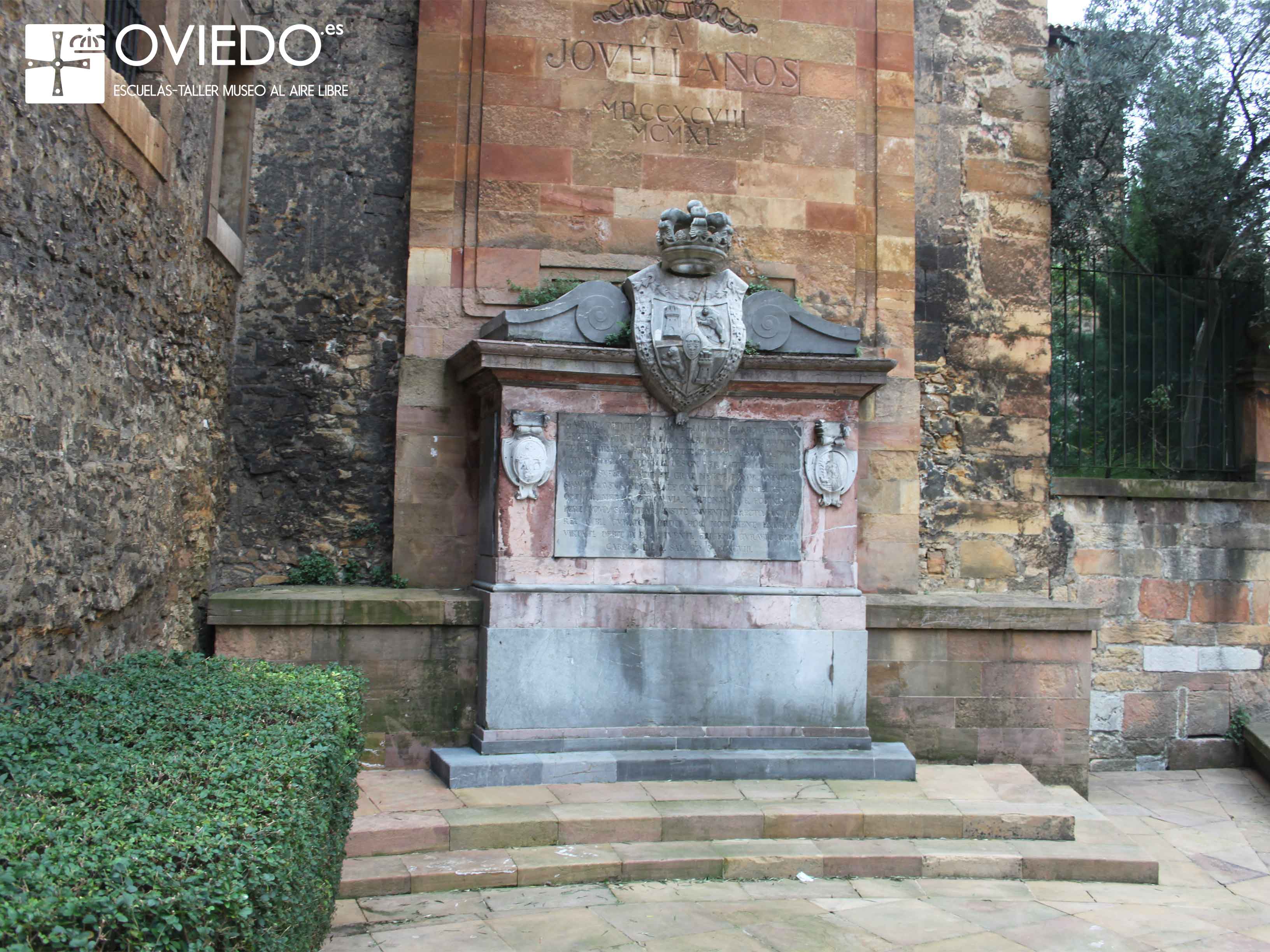 escultura completa monumento a gaspar melchor de jovellanos